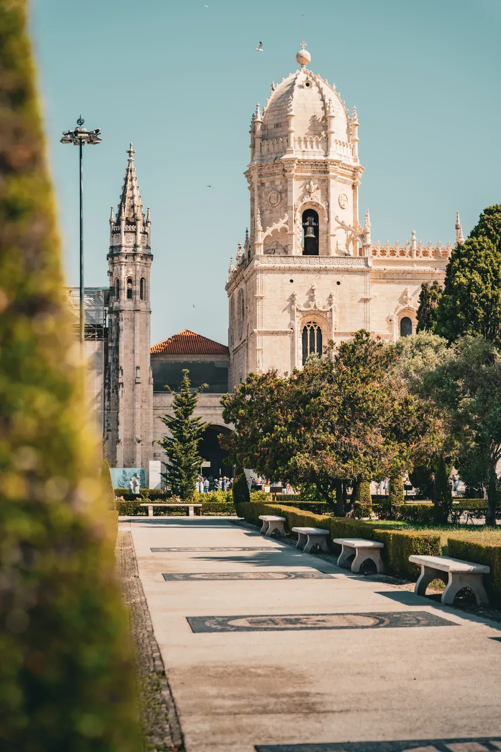 Photographie verticale d un clocher du monastere des Hieronymites a Lisbonne.