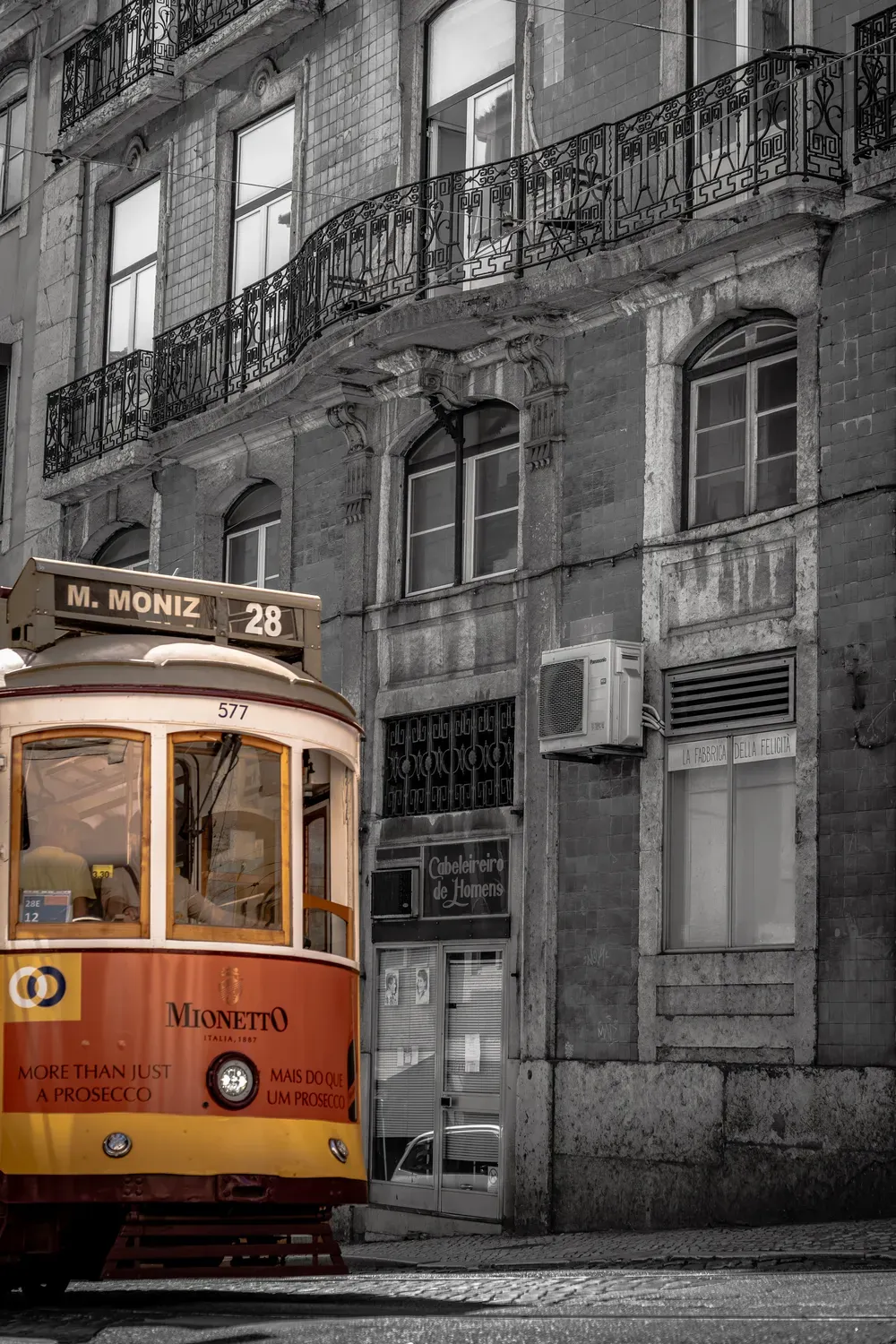 Photographie d un tramway de Lisbonne passant devant des facades d immeubles.