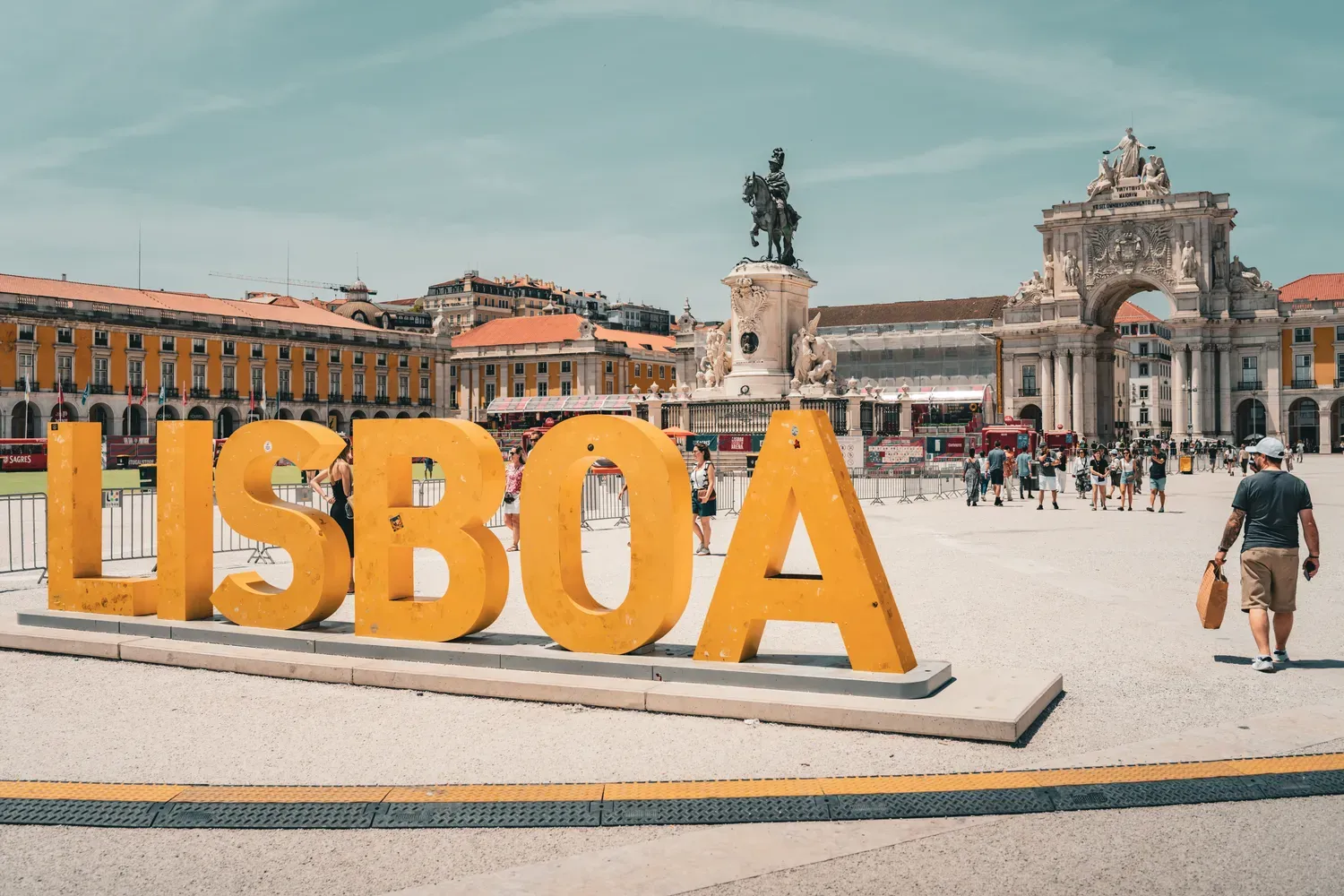 Photographie de l enseigne Lisboa sur une grande place pres de l arc de triomphe.