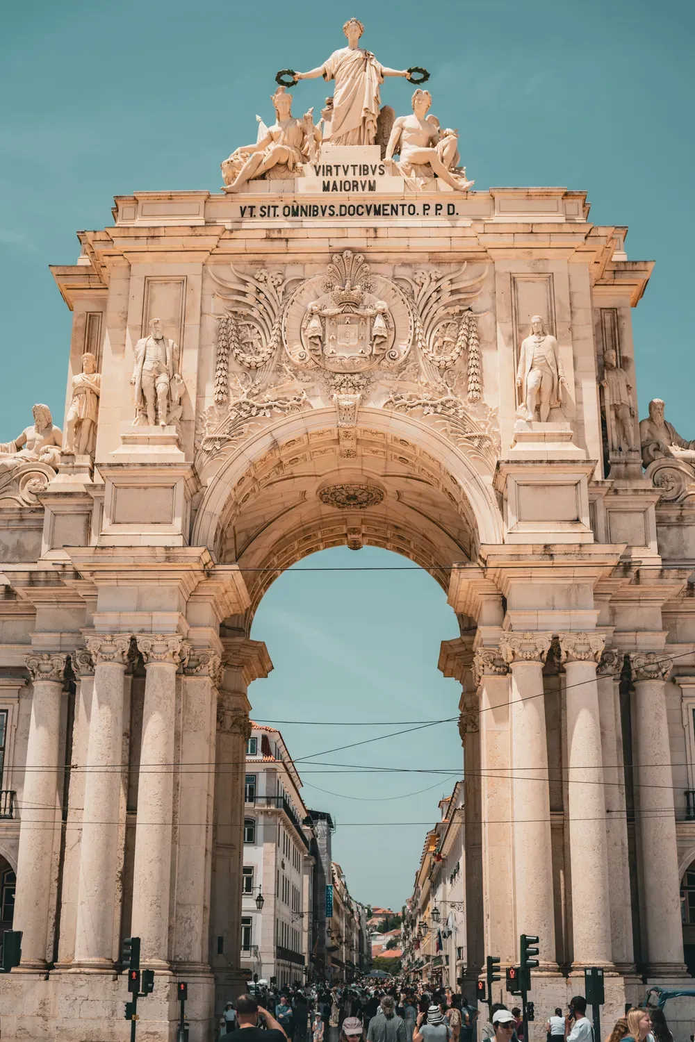 Photographie verticale de l arc de la Rua Augusta a Lisbonne.