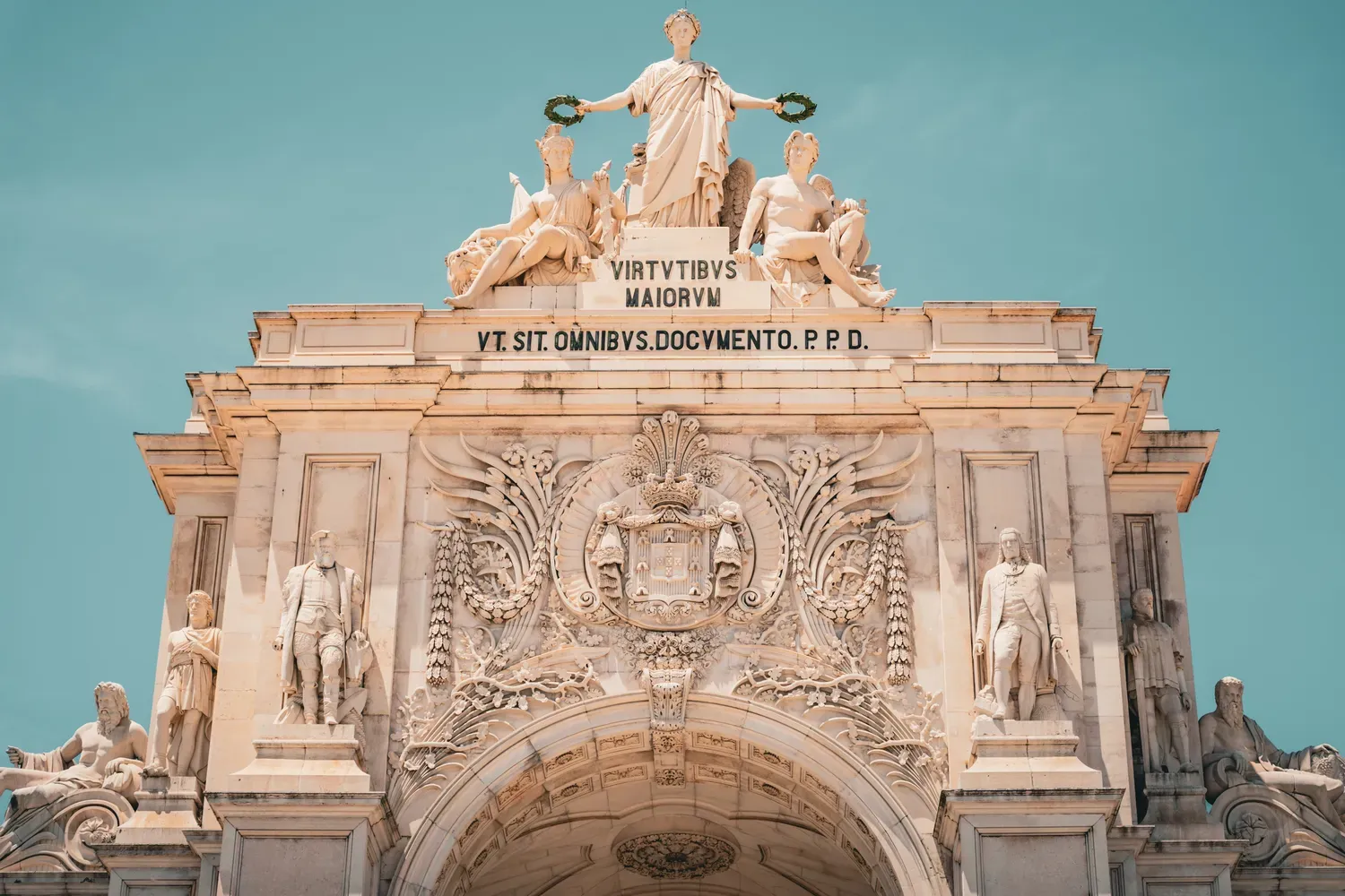 Photographie des sculptures et inscriptions au sommet de l arc de la Rua Augusta.