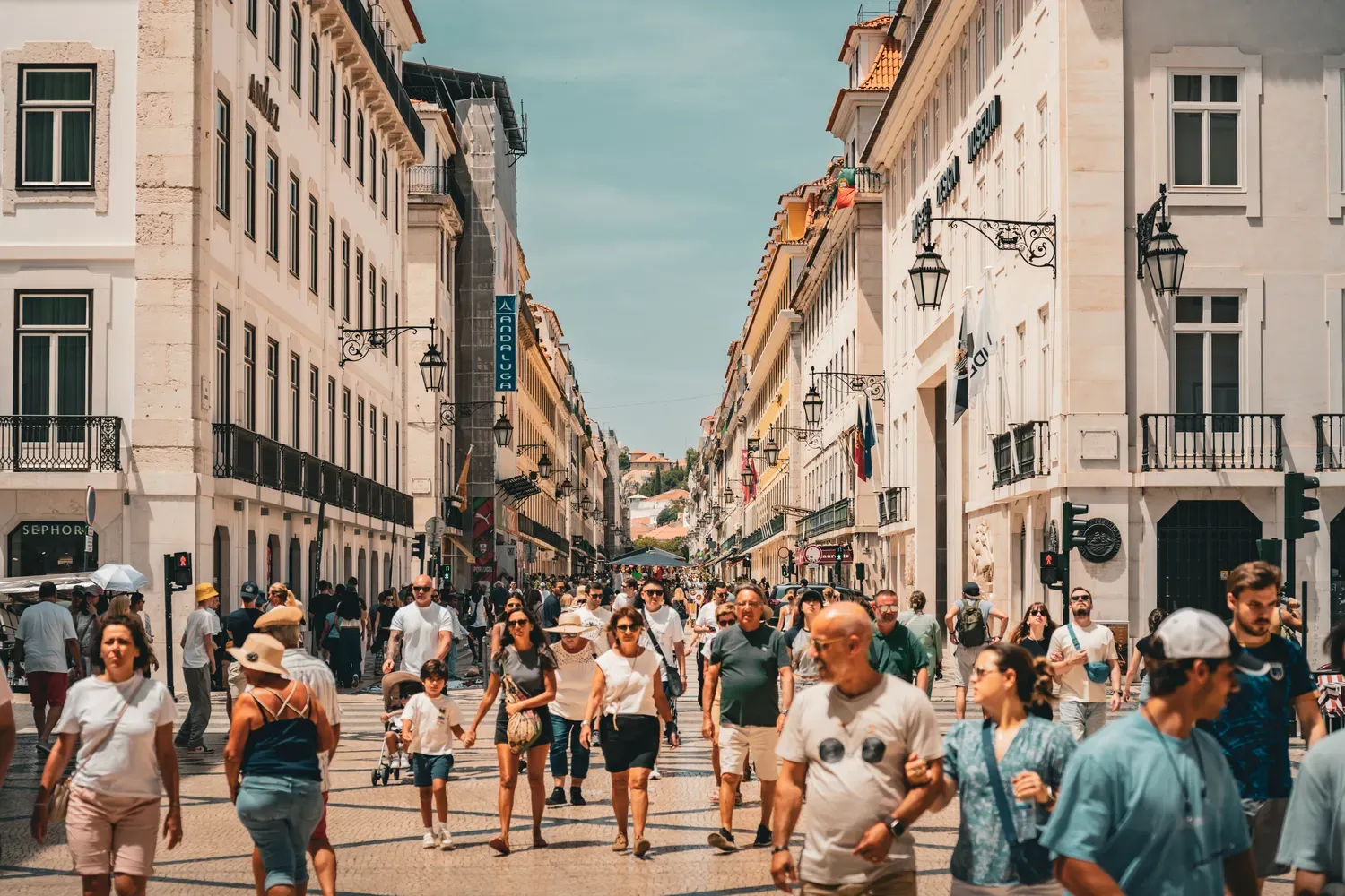 Photographie d une rue commercante animee dans le centre de Lisbonne.