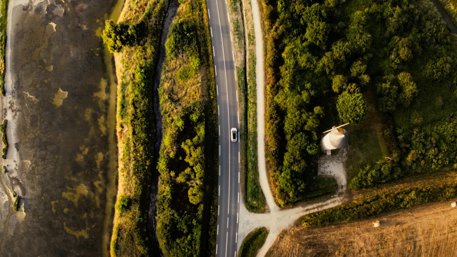 Photographie de route au bord des salines.