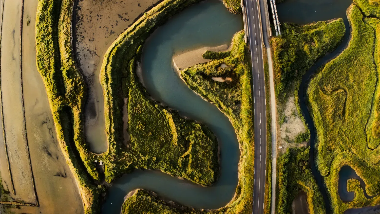 Photographie de canal dans les salines.