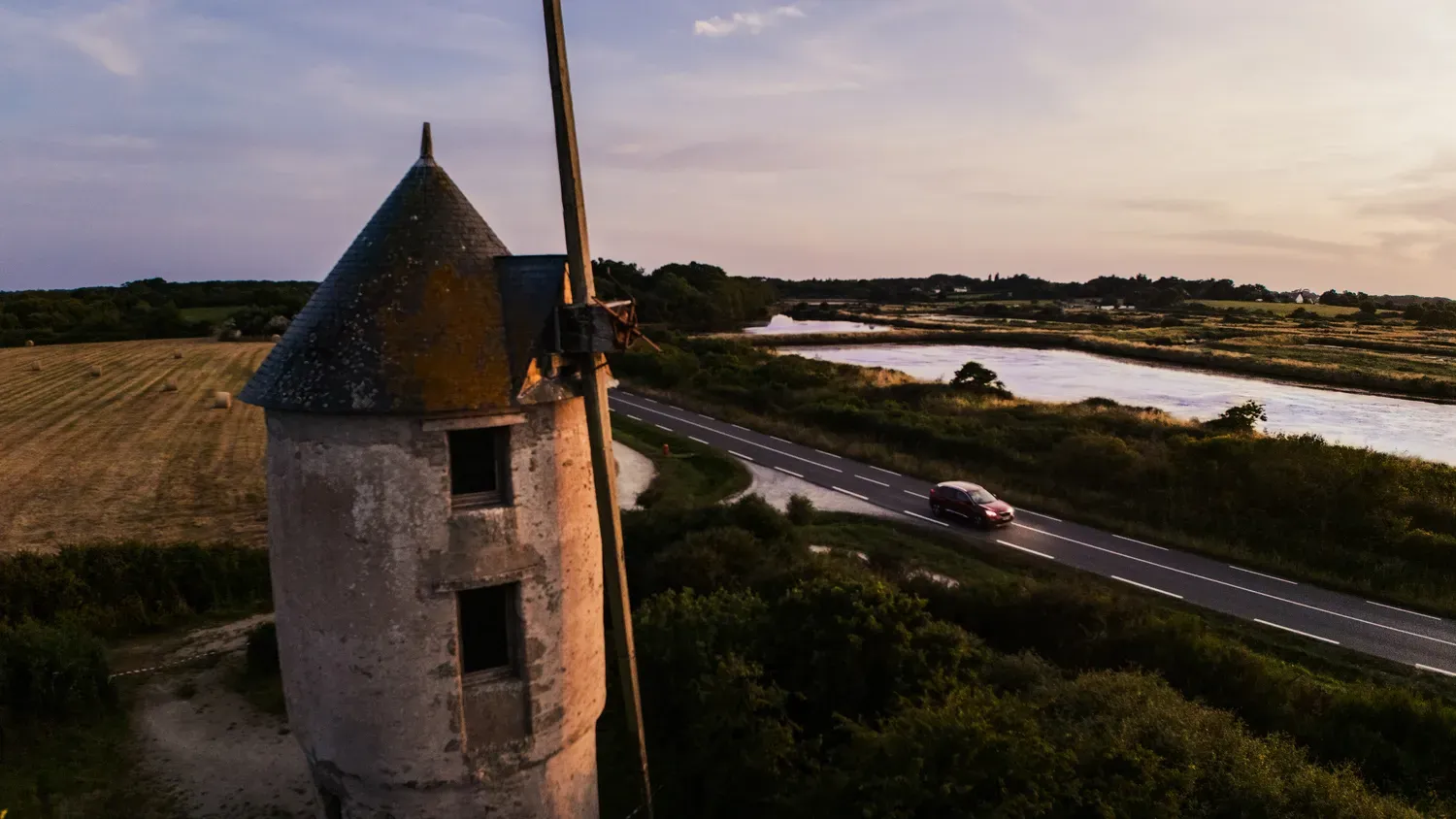 Photographie de moulin près des marais.
