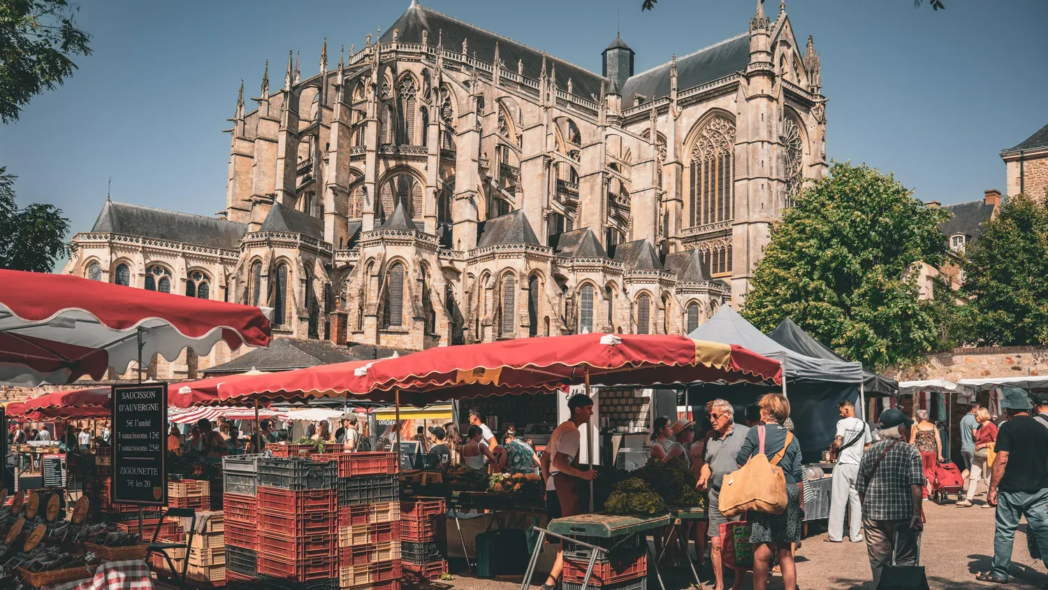 Photographie de marché devant la cathédrale.