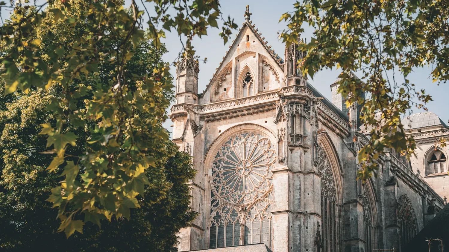 Photographie de façade de la cathédrale.