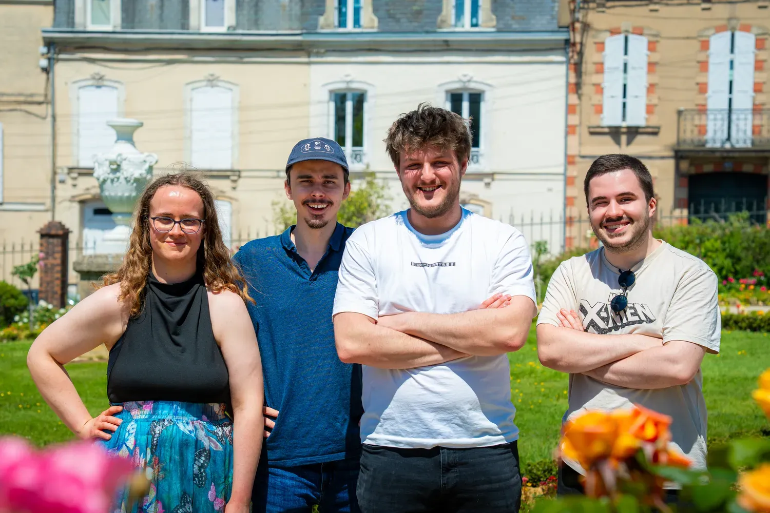 Photographie de groupe devant la maison.