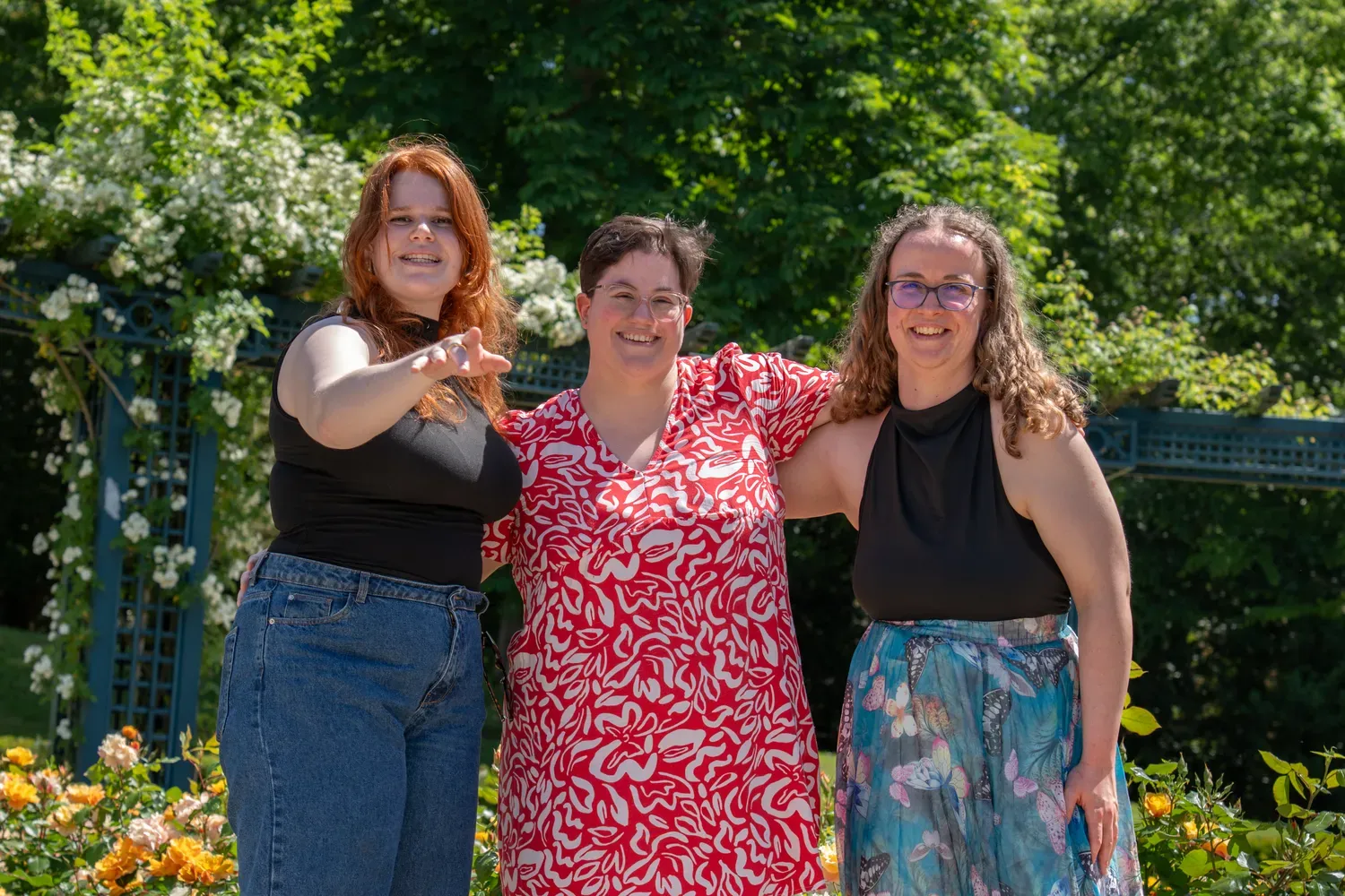 Photographie de portrait de trois collaboratrices.