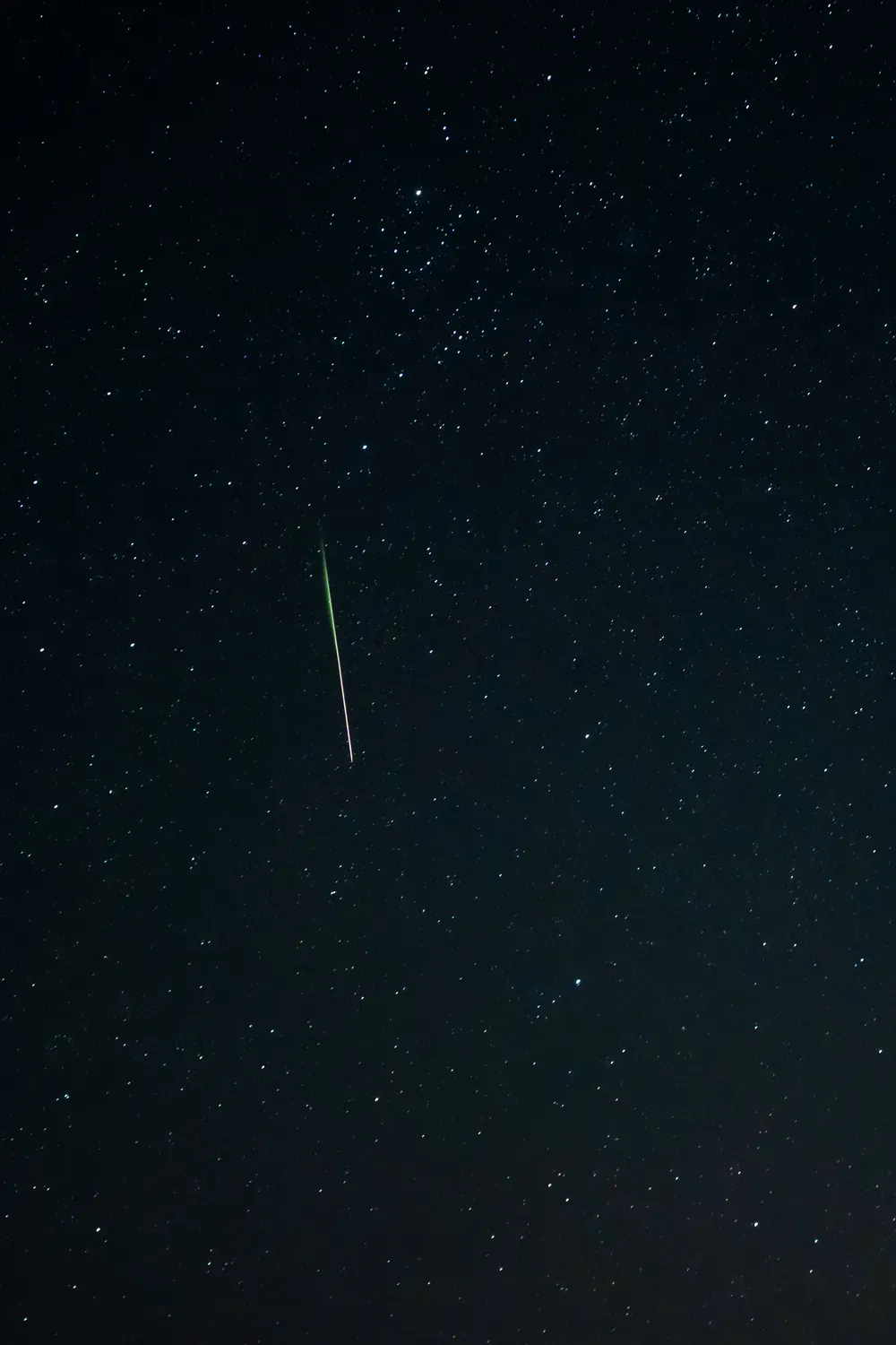 Une étoile filante dans le ciel nocturne