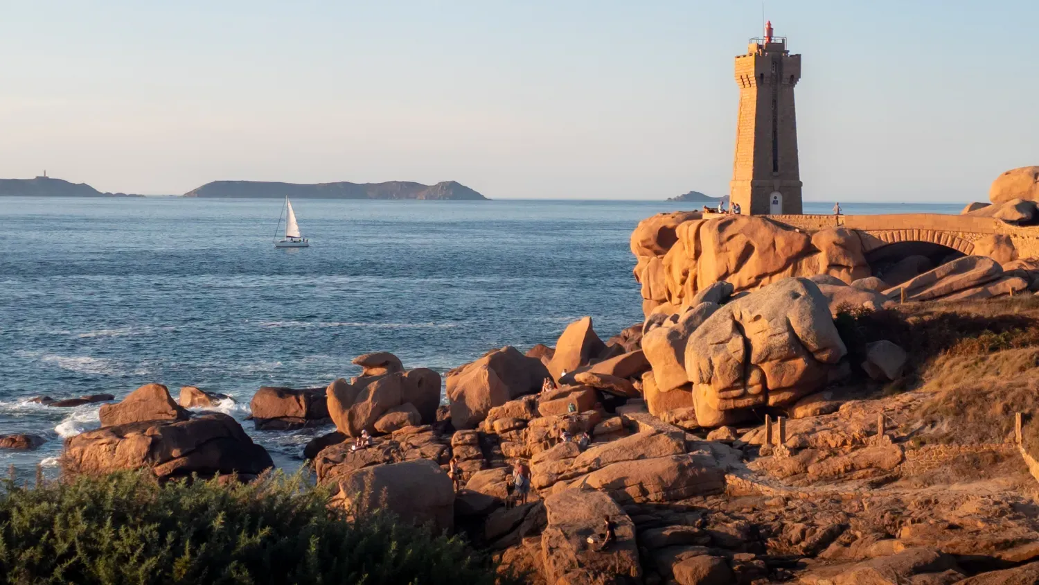 Photographie de phare au soleil bas.