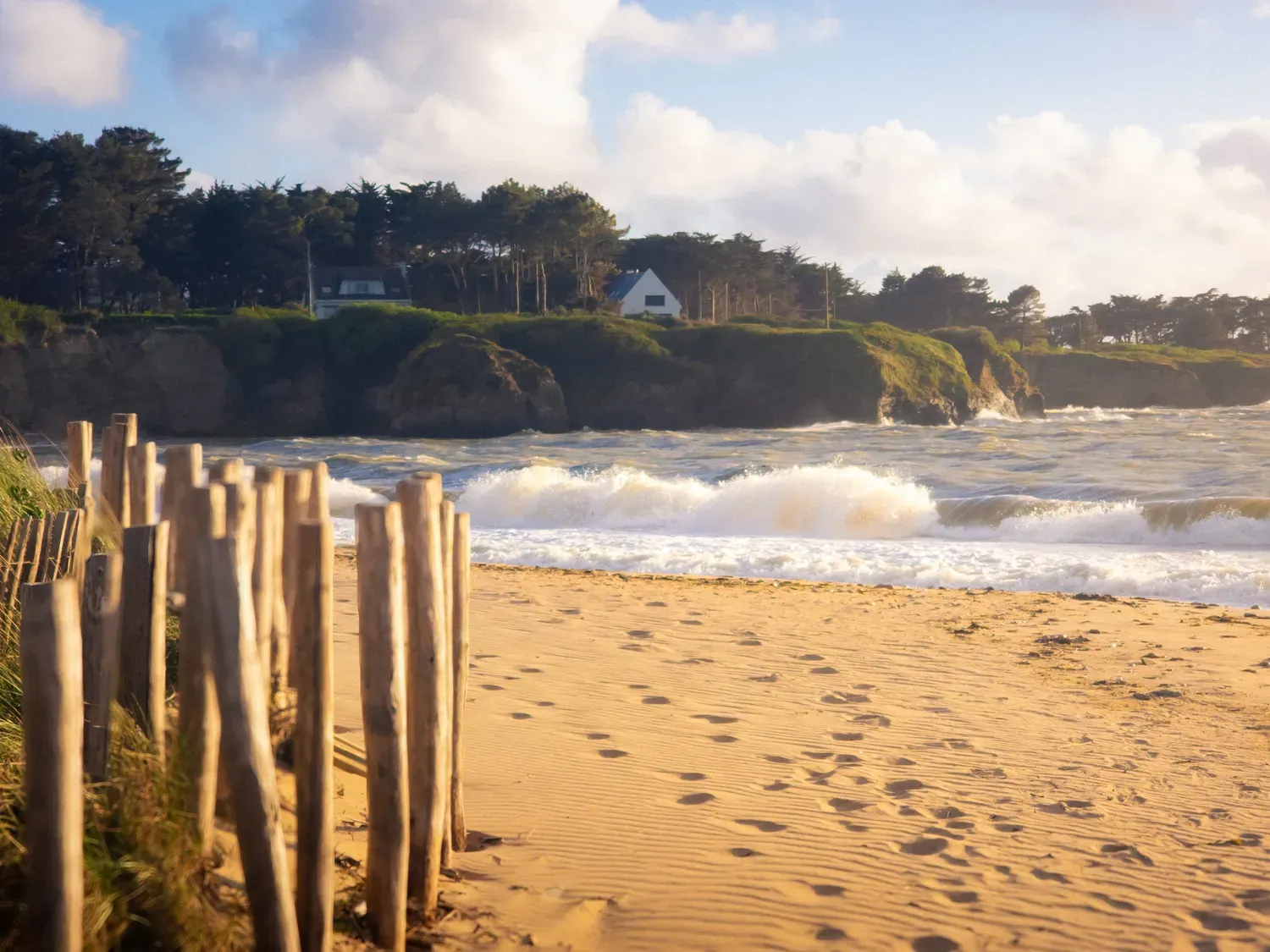 Photographie de vagues sur le sable.