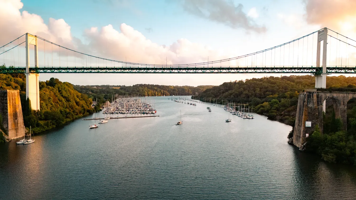 Photographie de pont suspendu sur la Vilaine.