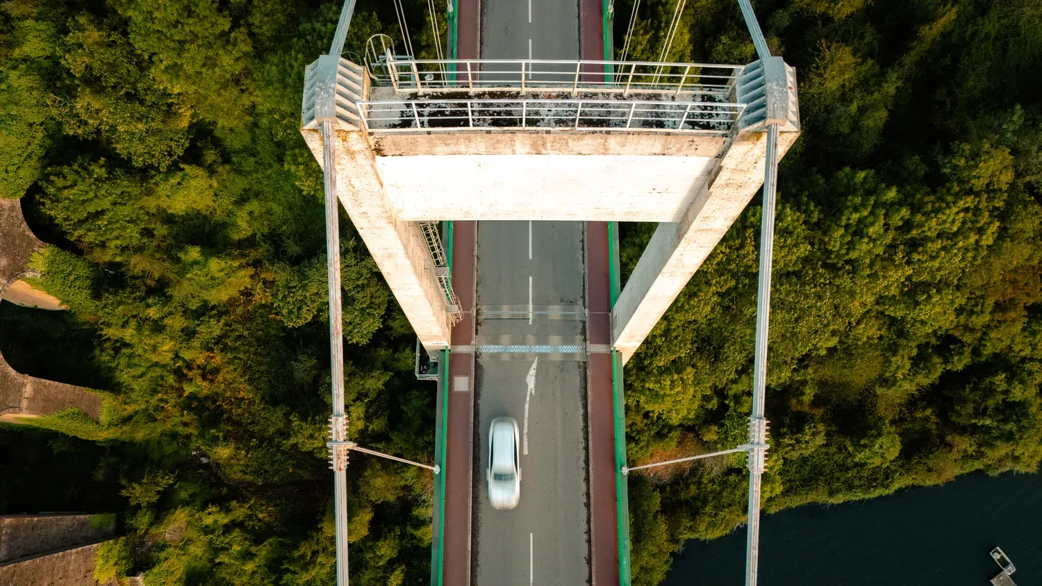 Photographie de tablier du pont vu du ciel.