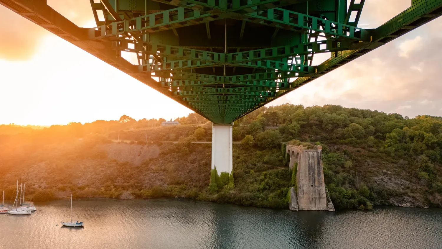 Photographie de sous le pont au coucher du soleil.