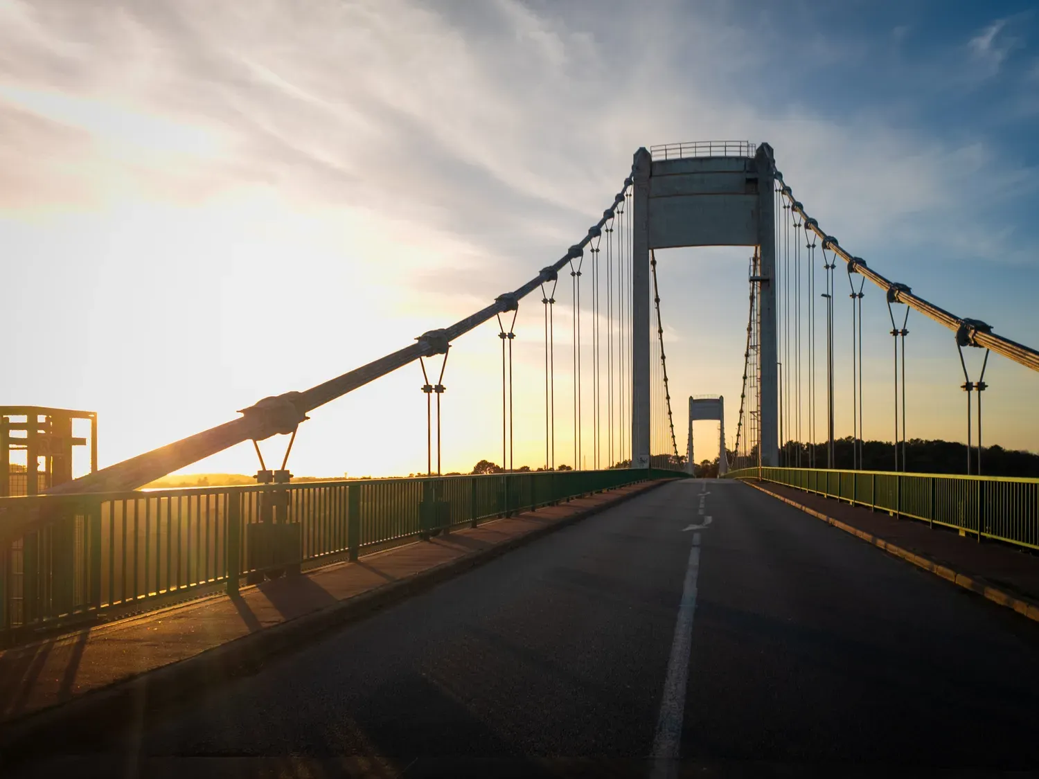 Photographie de route sur le pont.