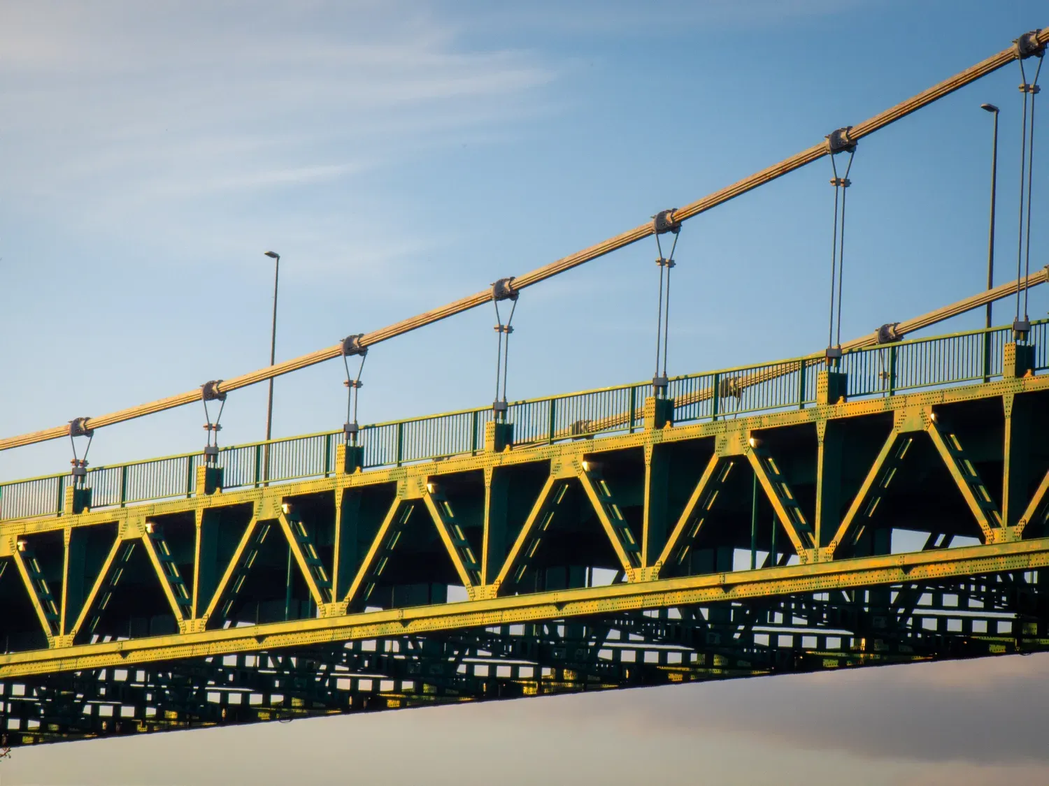 Photographie de structure métallique du pont.