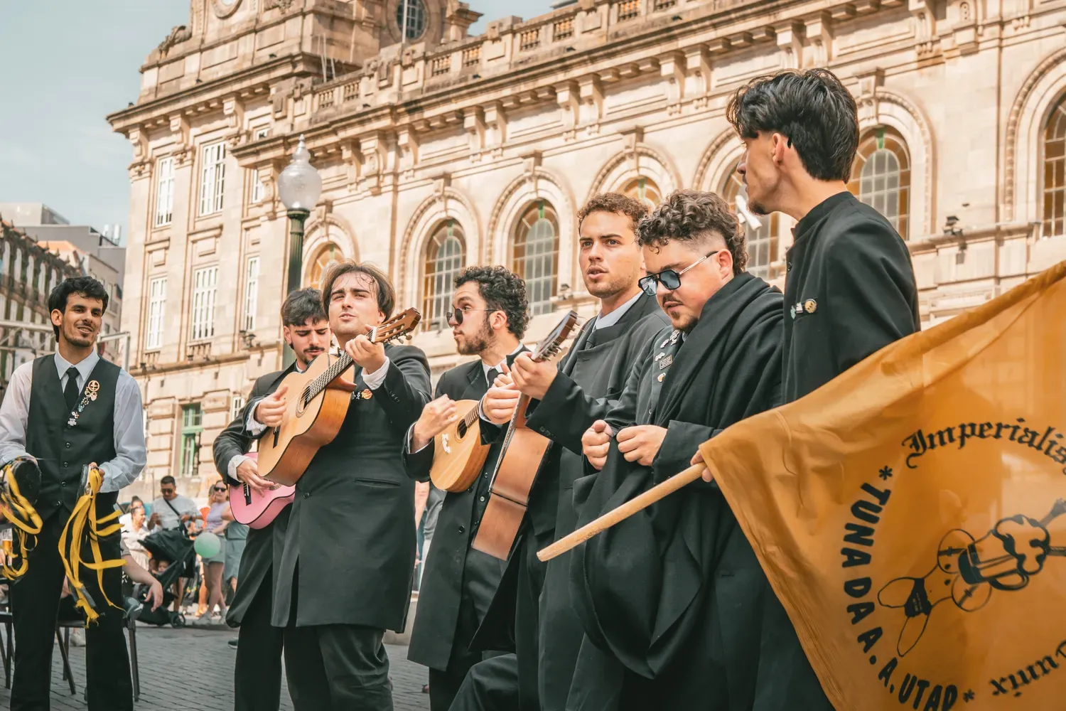 Photographie d un groupe de musiciens jouant dans une rue de Porto.