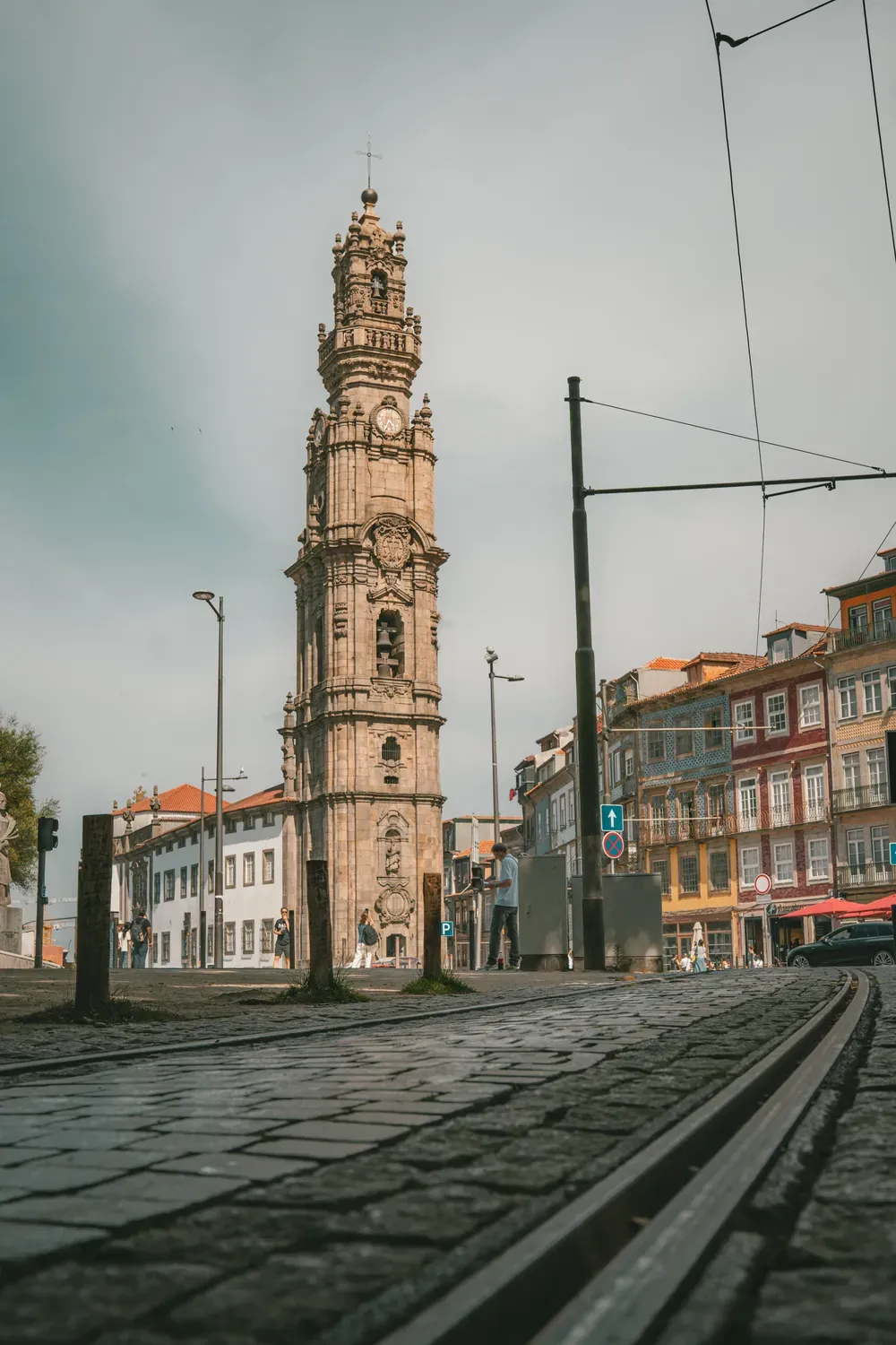 Photographie de la tour des Clercs a Porto depuis une rue pavee.