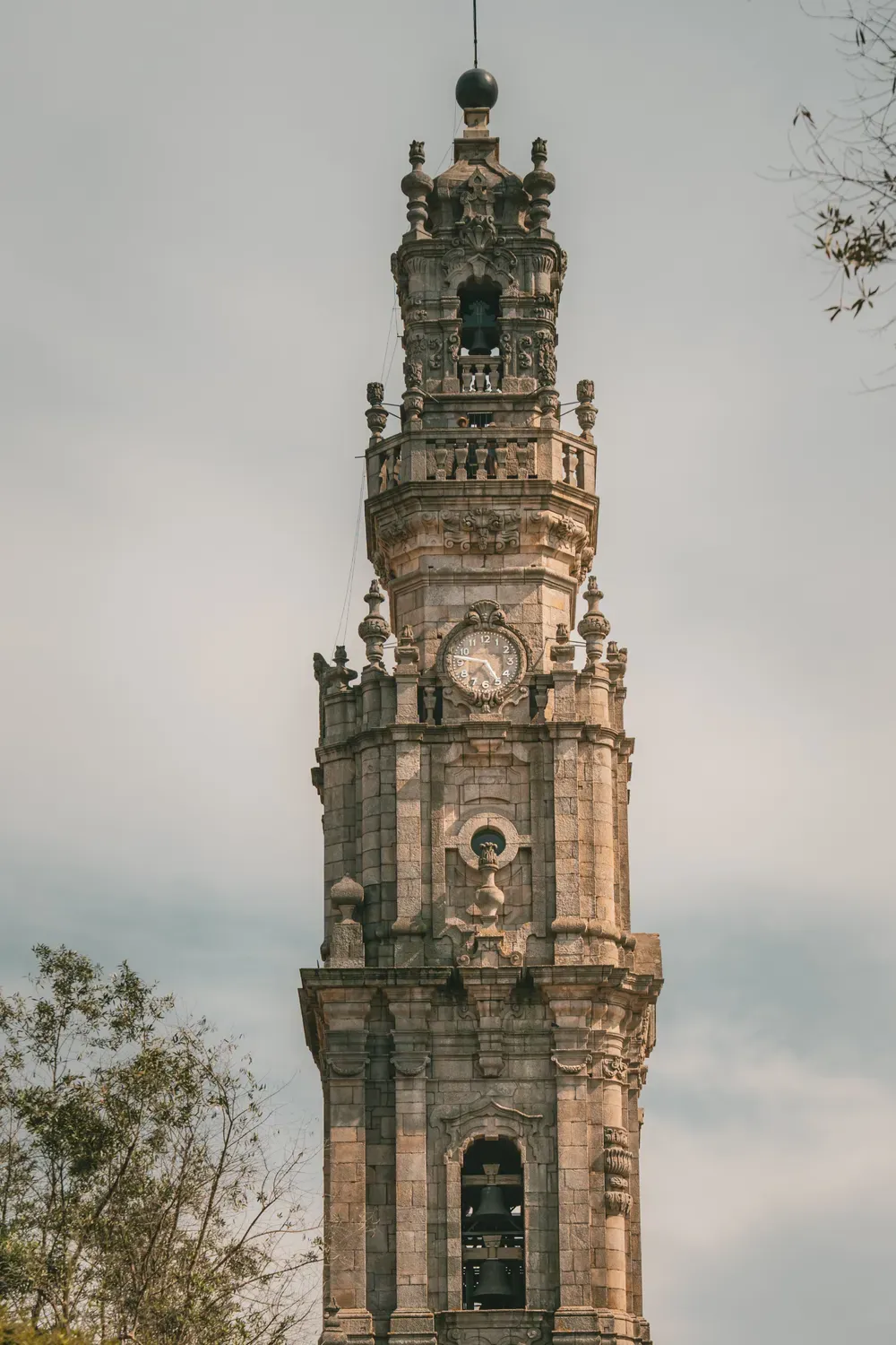 Photographie verticale de la tour des Clercs a Porto sous un ciel couvert.