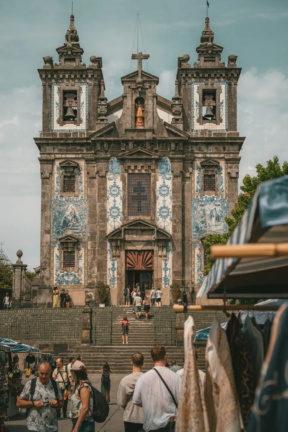 Photographie d une eglise de Porto recouverte d azulejos bleus.