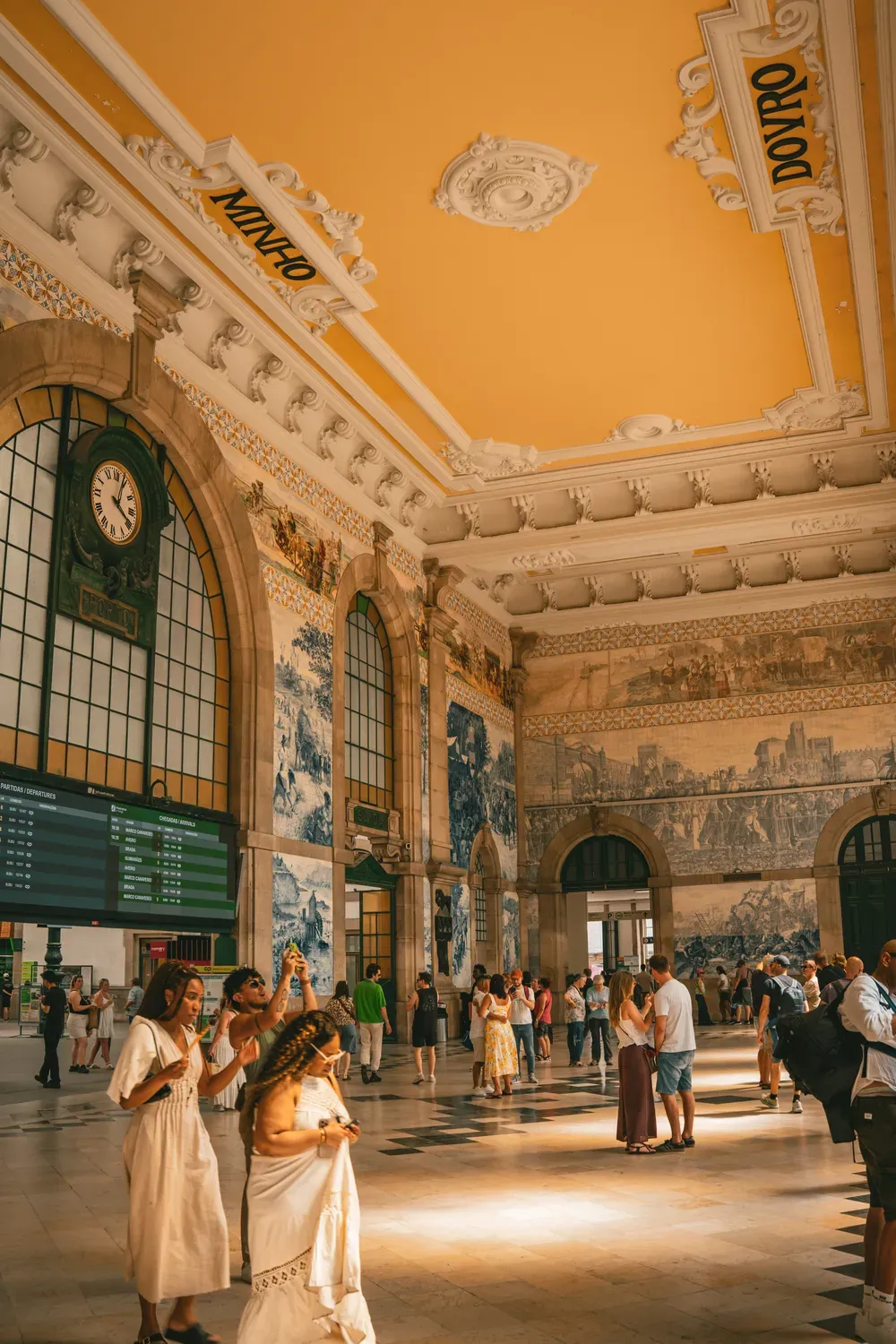 Photographie du hall de la gare Sao Bento avec ses azulejos et ses voyageurs.