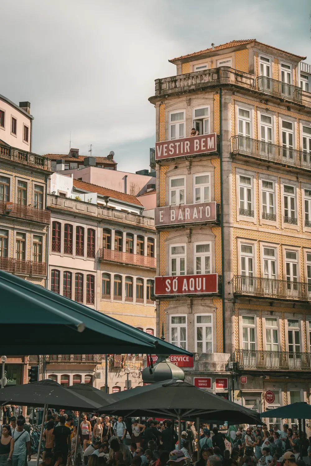 Photographie d immeubles de Porto dominant un marche anime.