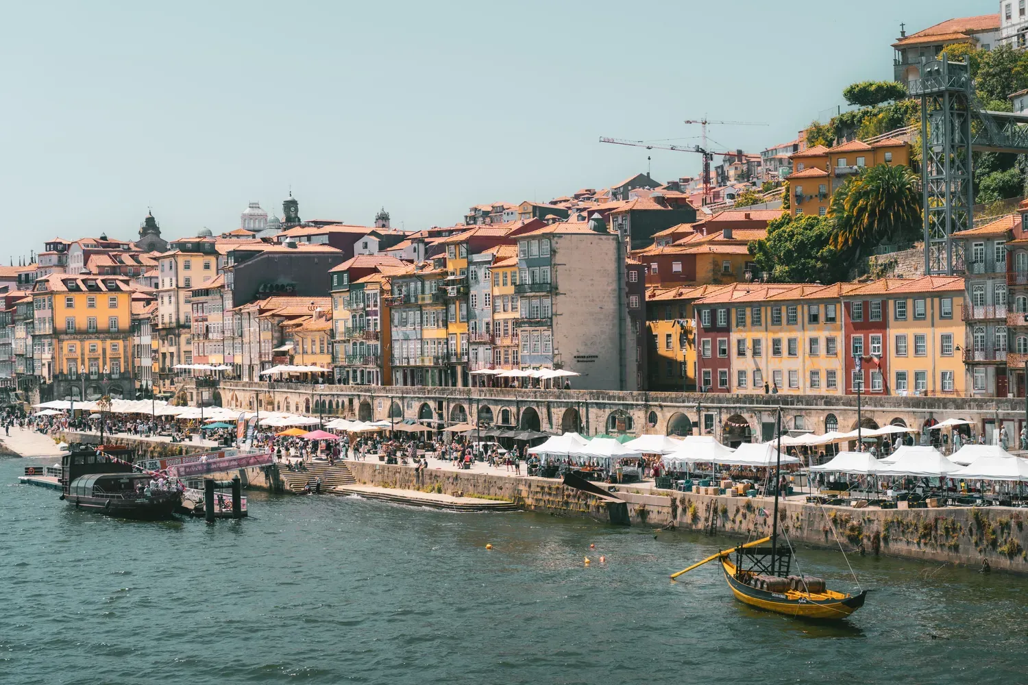 Photographie du quartier de la Ribeira a Porto vu depuis l autre rive du Douro.