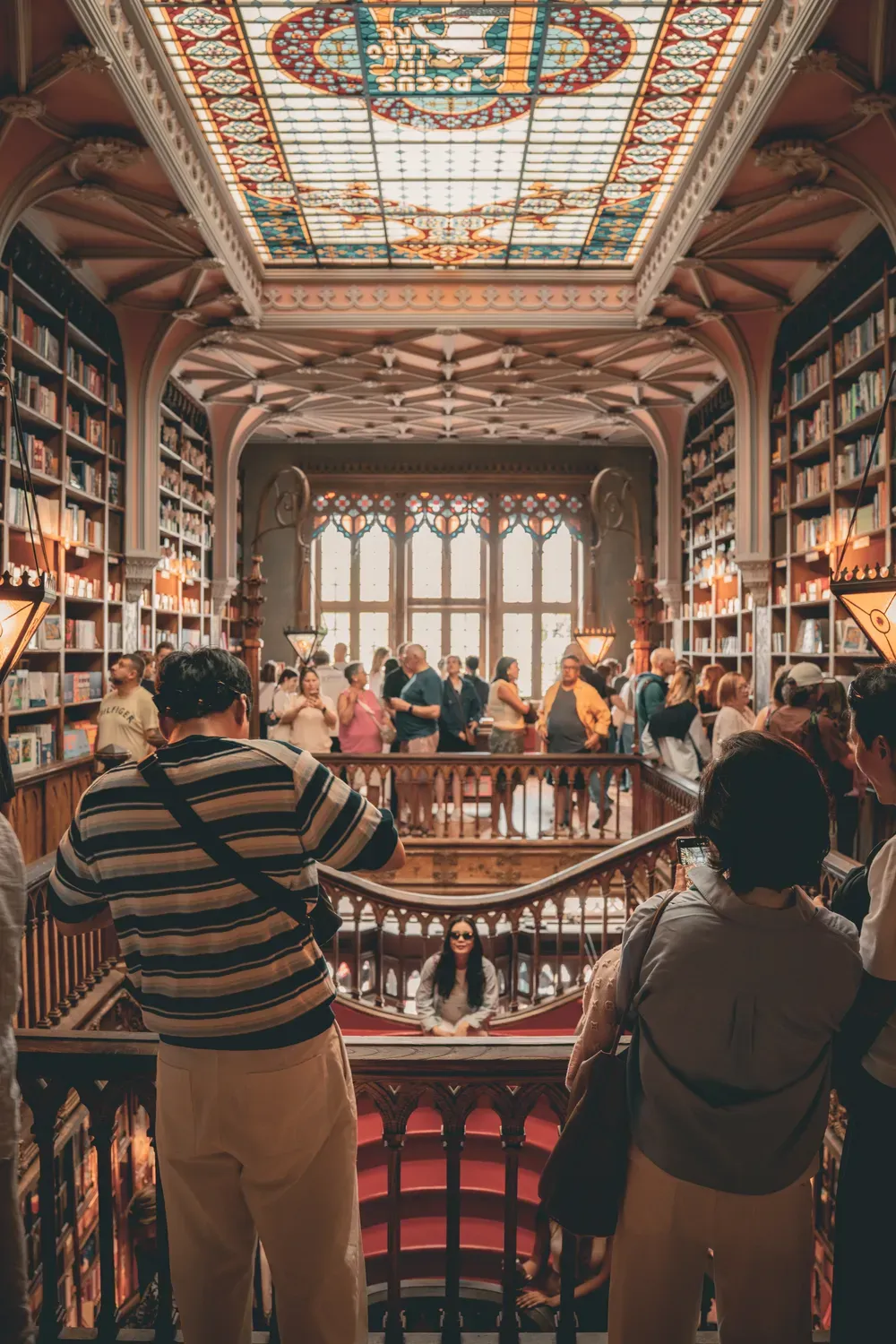 Photographie du vitrail et des balcons en bois d une librairie ancienne a Porto.