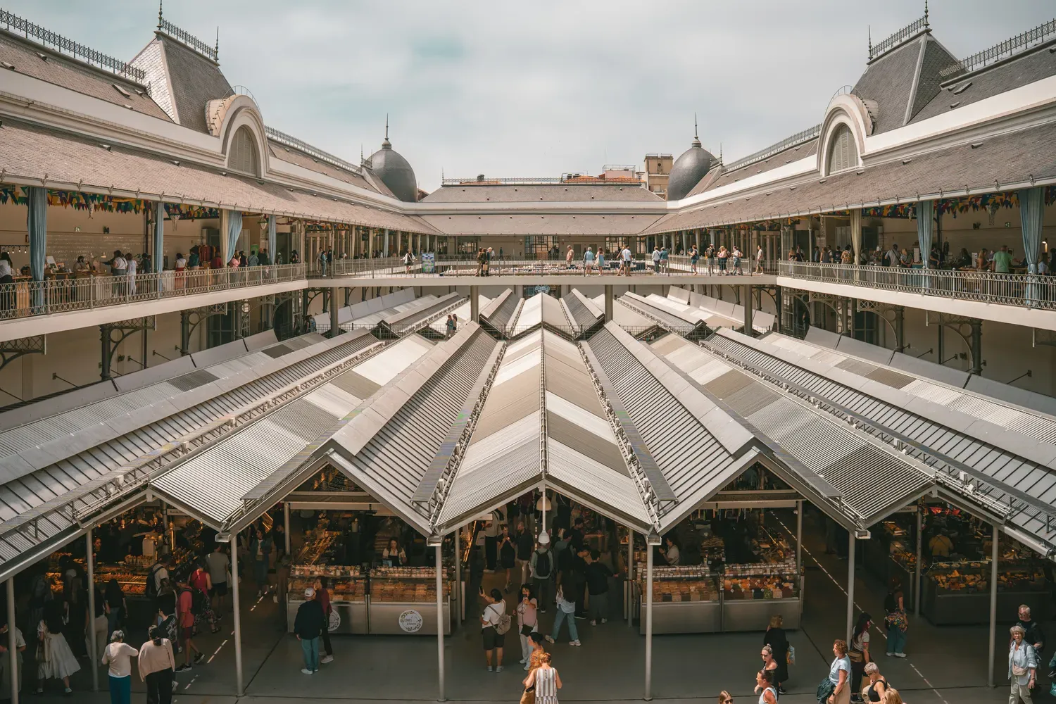 Photographie du marche couvert de Porto vu depuis une galerie superieure.