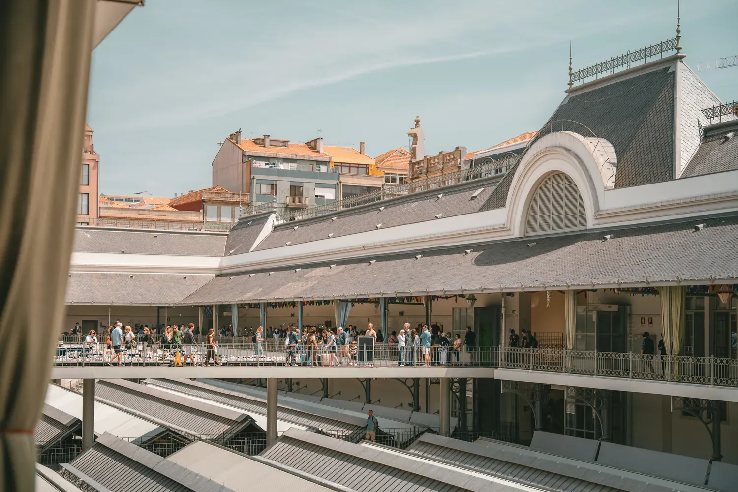 Photographie de la galerie d un marche couvert de Porto sous les verrieres.