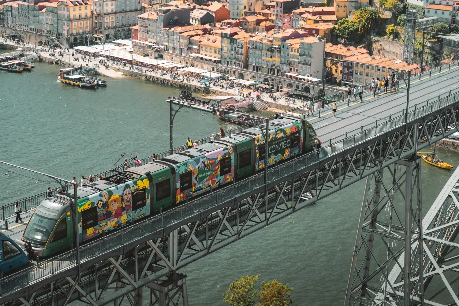 Photographie d un tramway colore traversant le pont Dom Luis a Porto.
