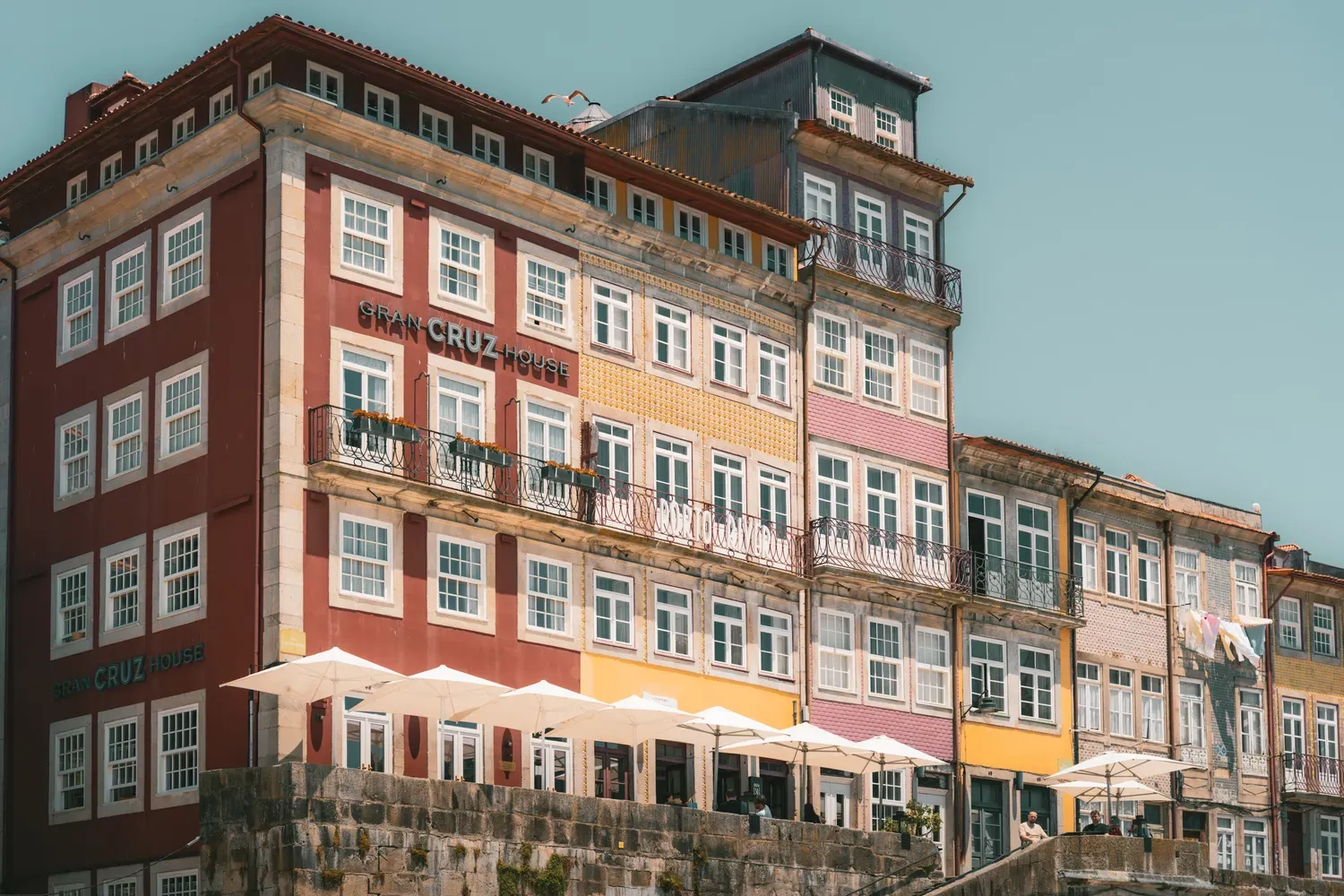 Photographie des facades colorees du quartier de la Ribeira a Porto.