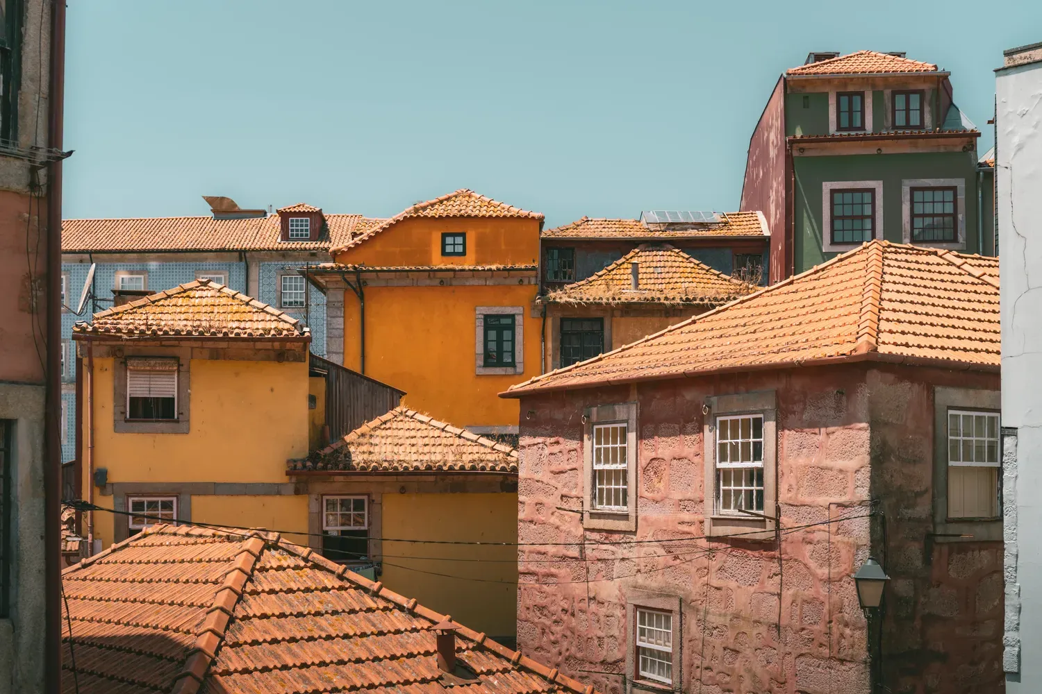 Photographie de maisons colorees et de toits en tuile dans le centre de Porto.