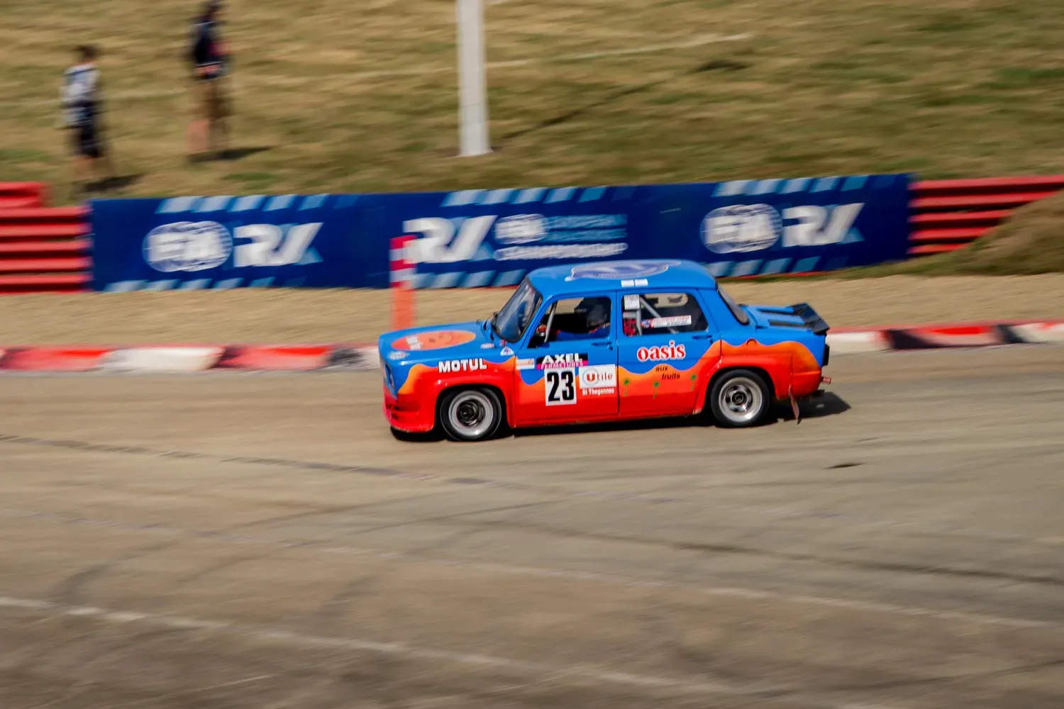 Photographie de voiture bleue et rouge.