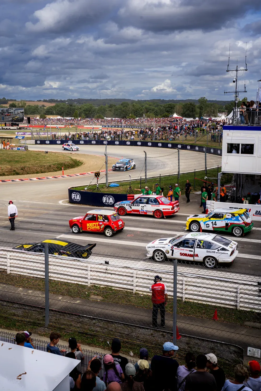 Photographie de départ en rallycross.