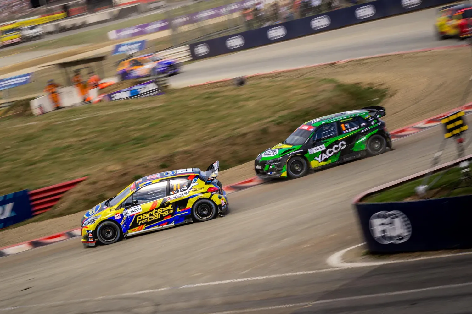 Photographie de duel en rallycross.