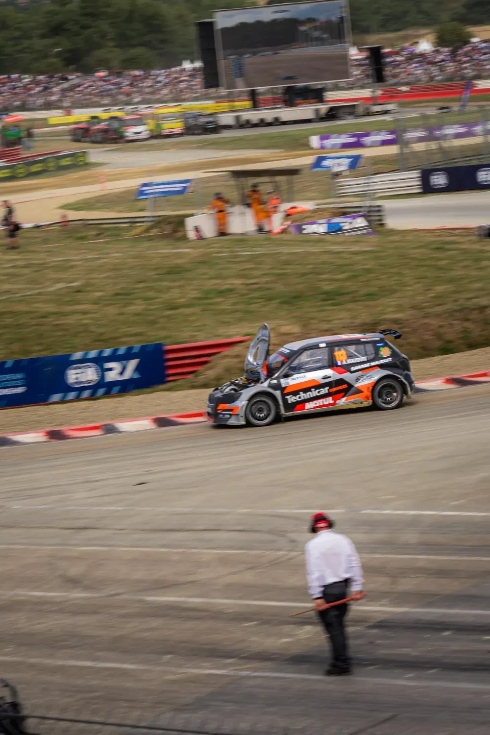 Photographie de voiture rouge sur la piste.