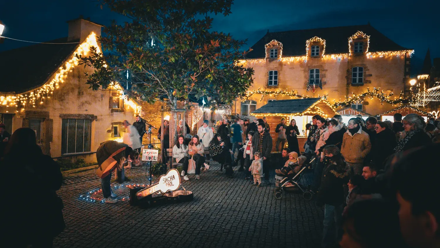 Photographie de place illuminée de Noël.