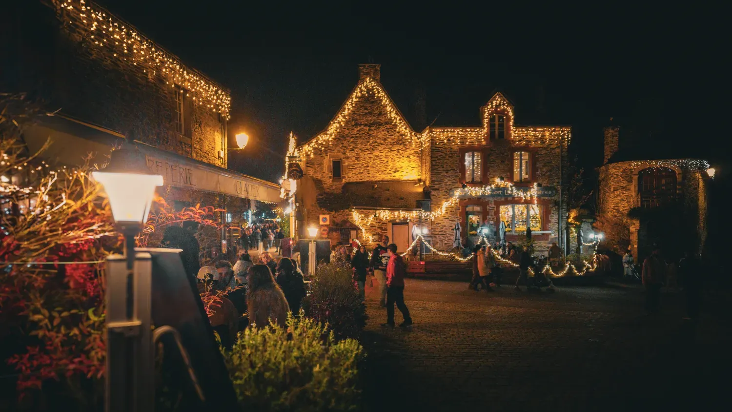 Photographie de rue décorée à Rochefort-en-Terre.