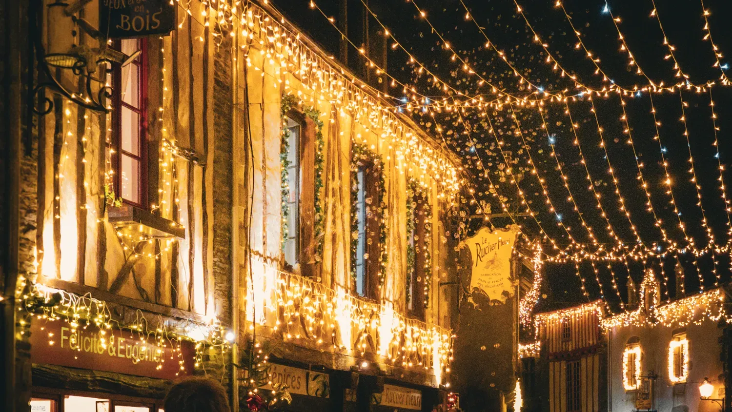 Photographie de façades illuminées.