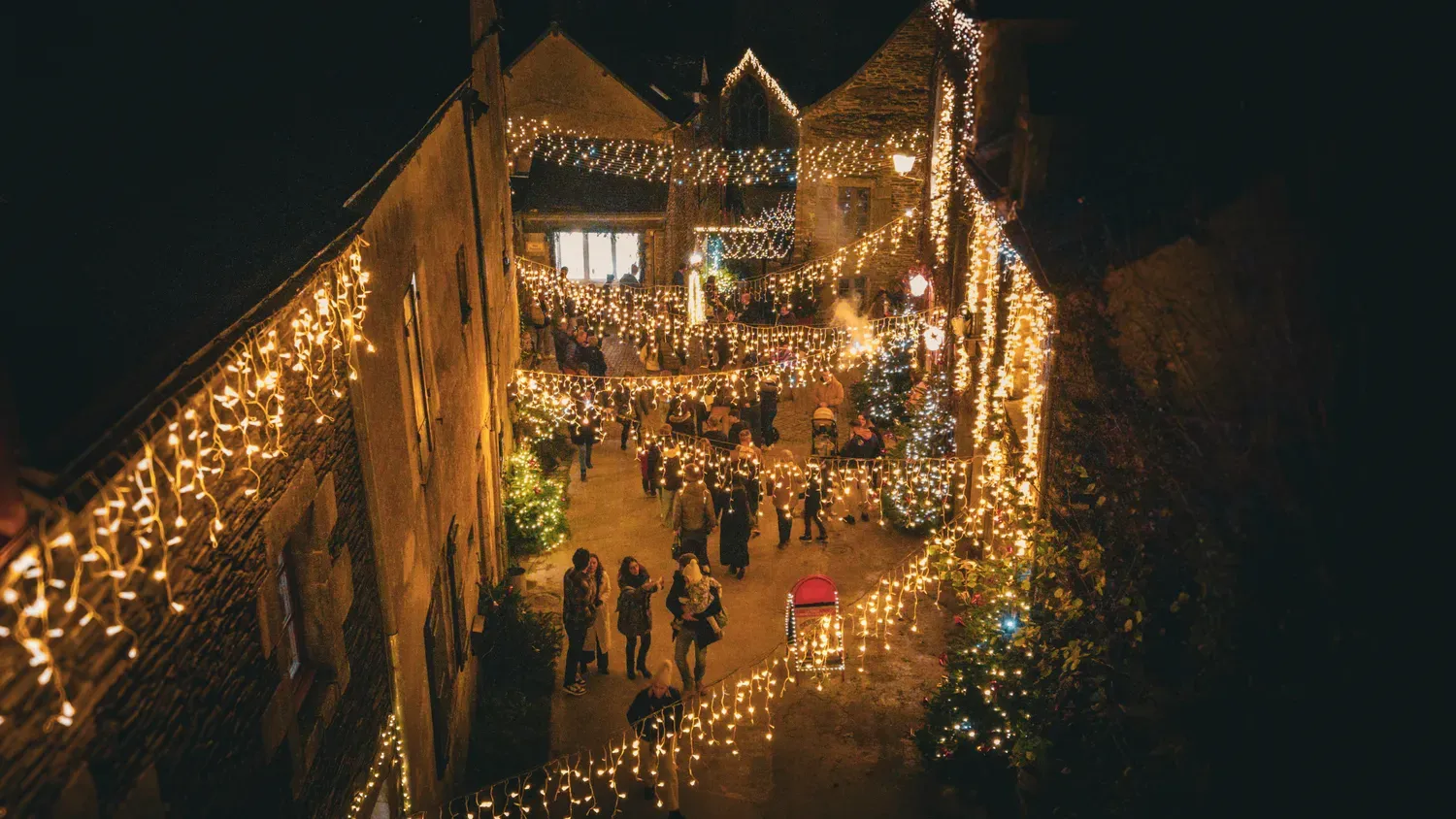 Photographie de rue de Noël vue en hauteur.