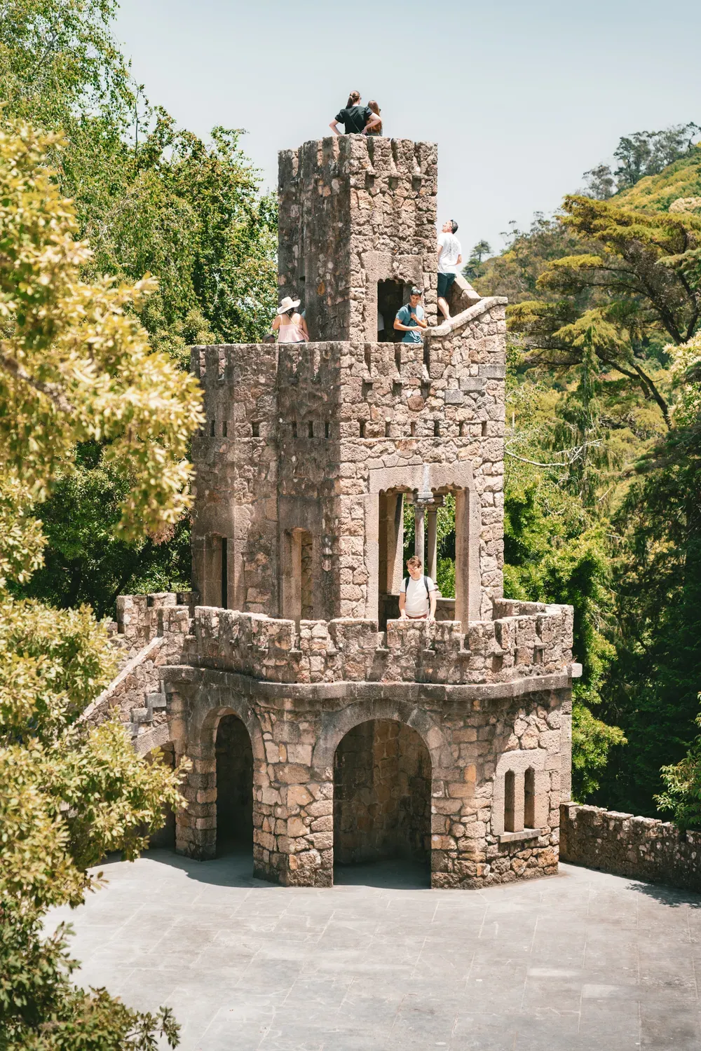 Photographie d une petite tour de pierre dans un jardin de Sintra.