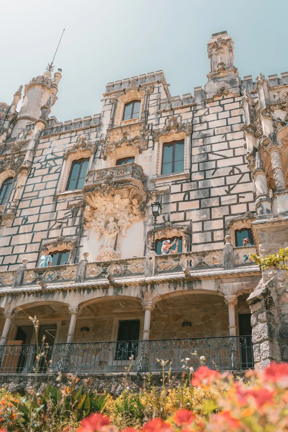 Photographie d une facade ornee de la Quinta da Regaleira a Sintra.