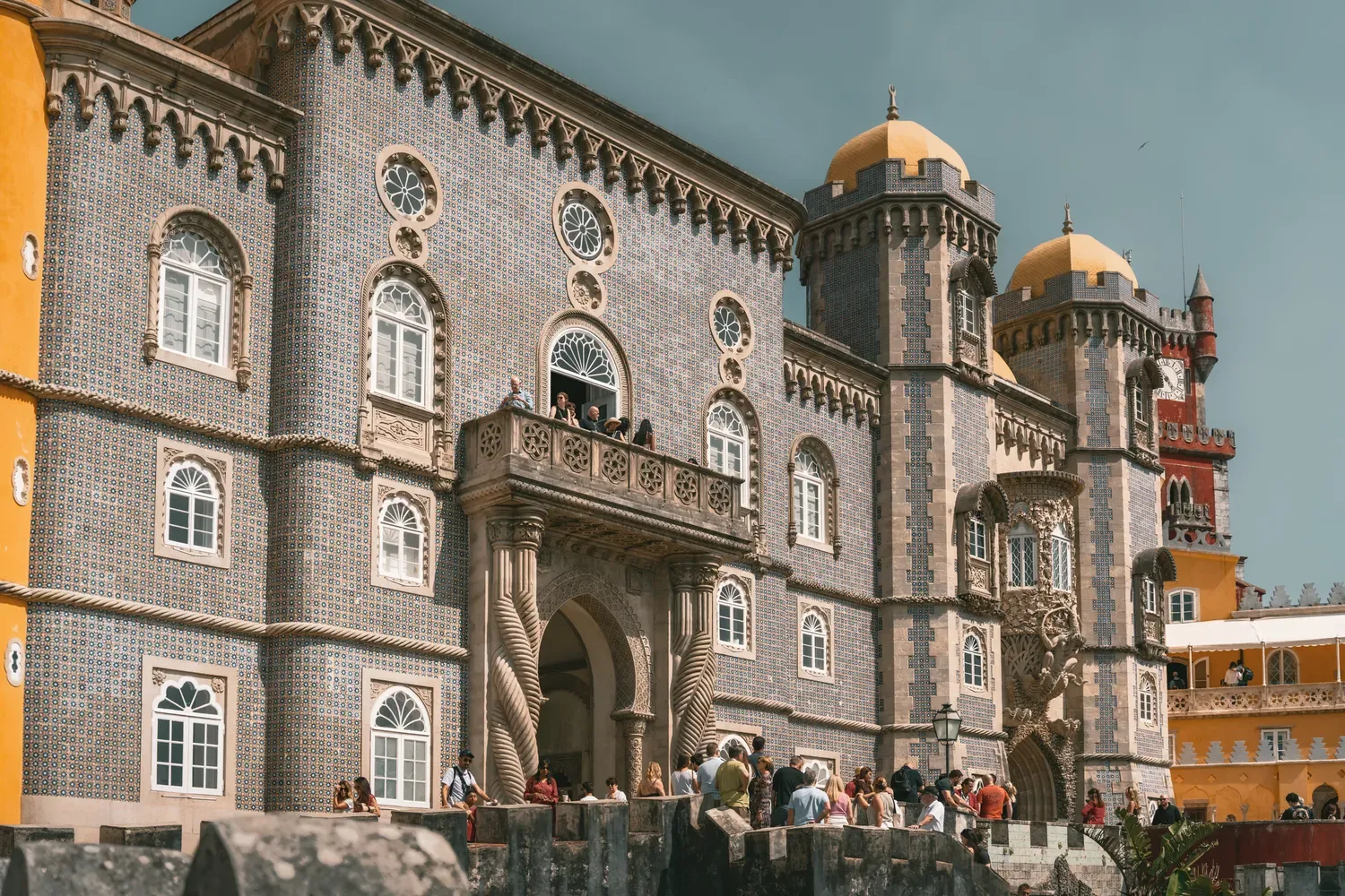 Photographie de la facade principale du palais de Pena a Sintra.