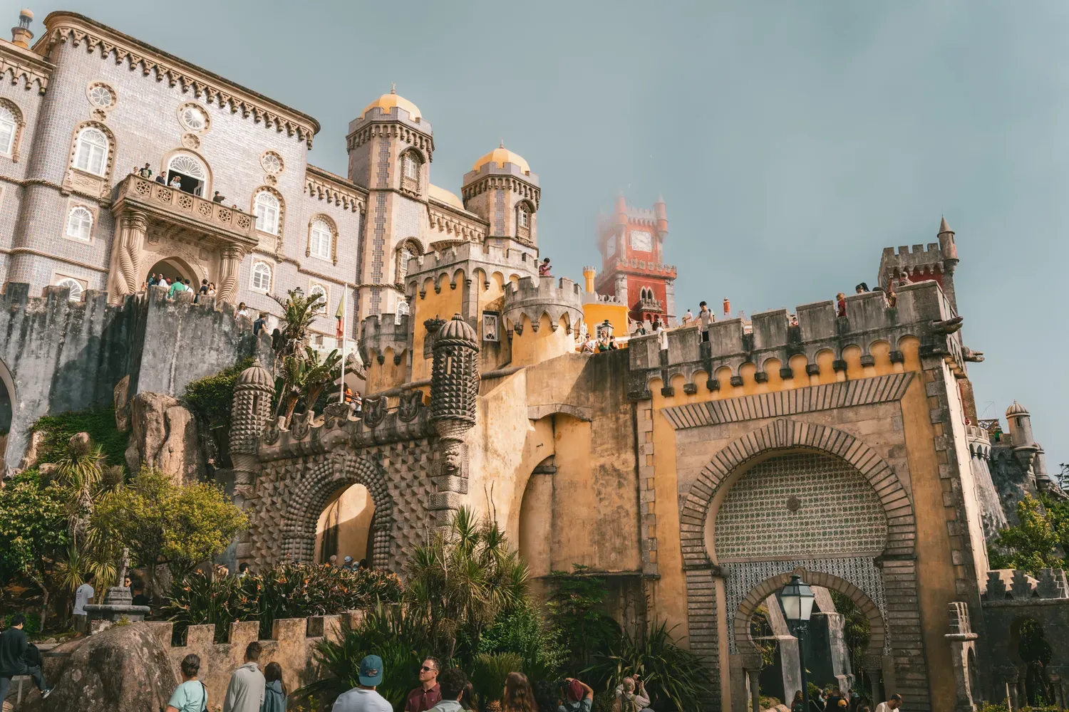 Photographie de l entree monumentale du palais de Pena a Sintra.