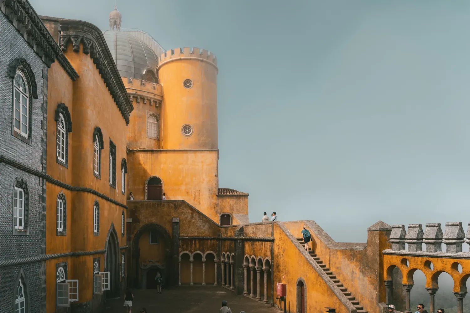 Photographie de la cour jaune et des remparts du palais de Pena.