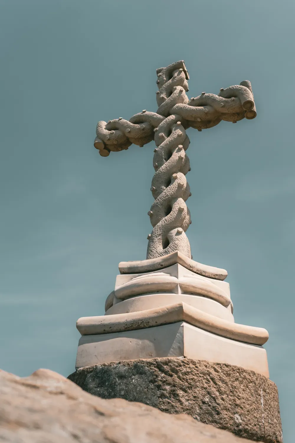 Photographie d une croix de pierre sculptee sous le ciel de Sintra.