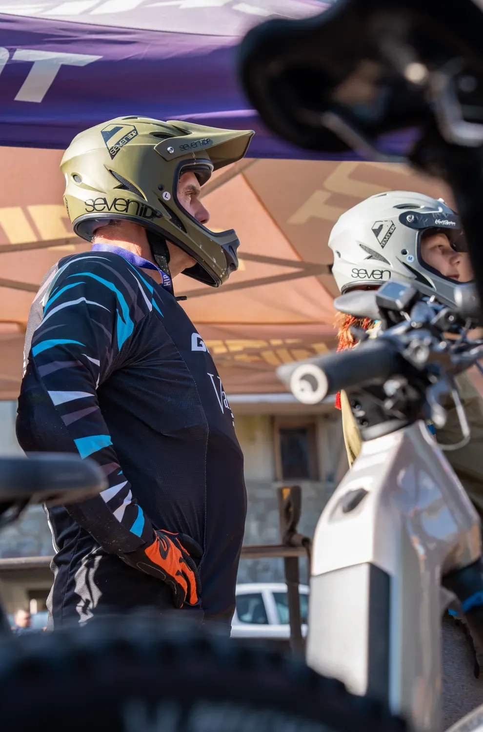 Photographie de pilote avec casque intégral.