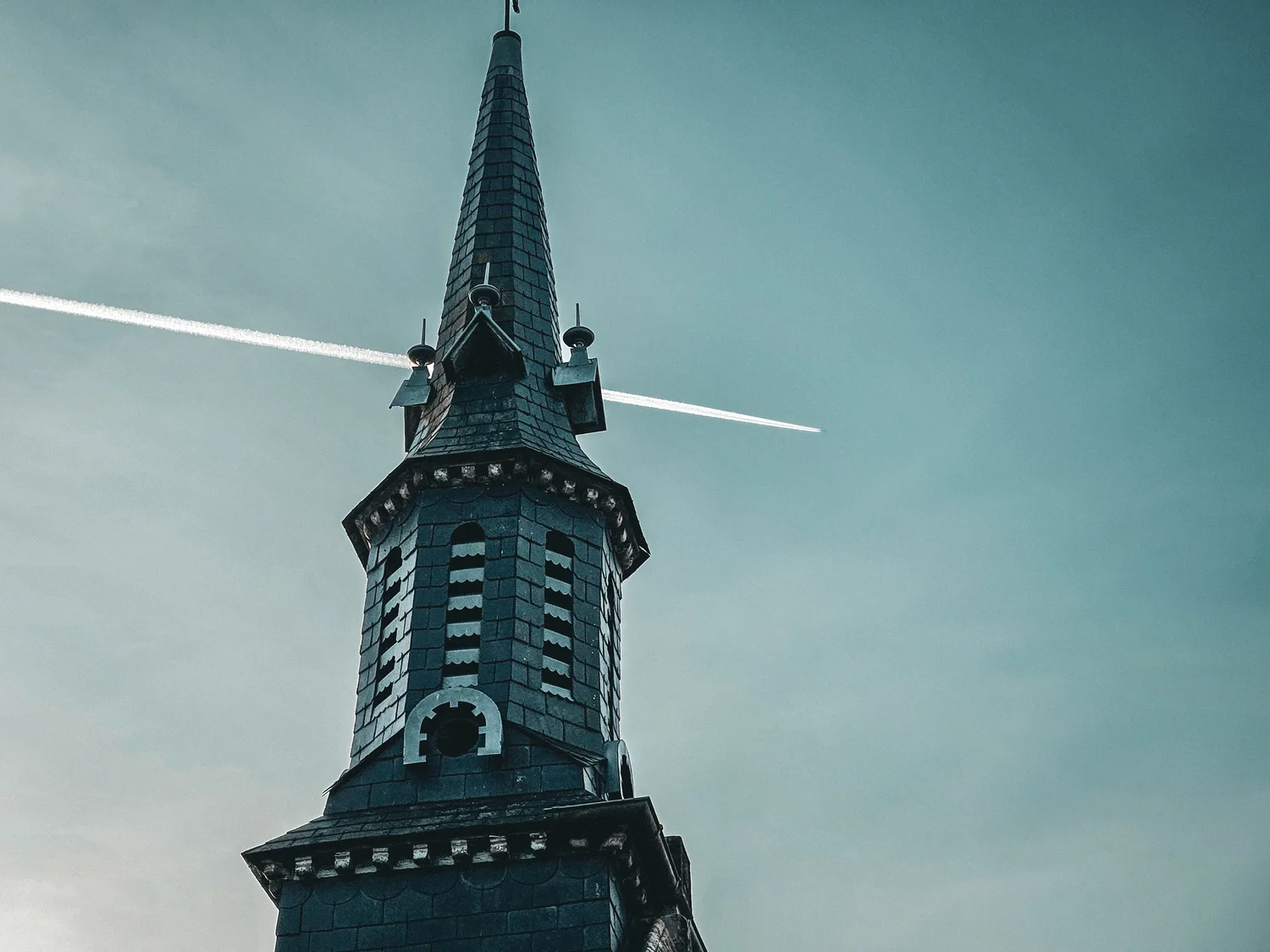 La traînée d'avion - Chapelle Saint-Joseph (Le Pertre)